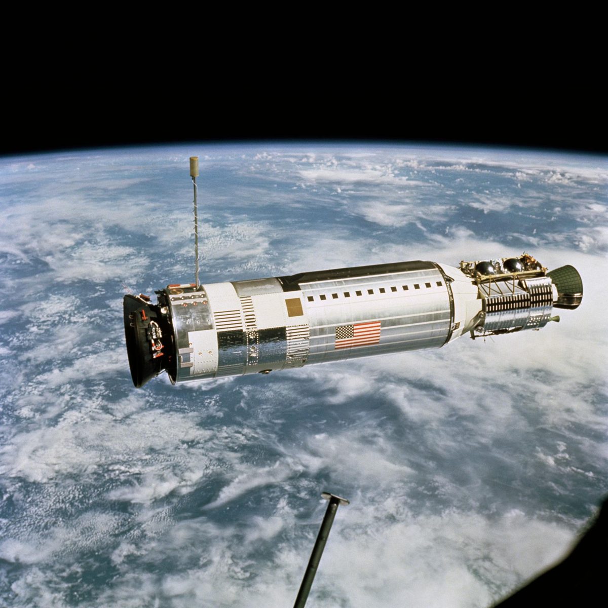 Vue de l'équipage de Gemini 12 d'un véhicule cible Agena lors d'un rendez-vous au-dessus de la Terre