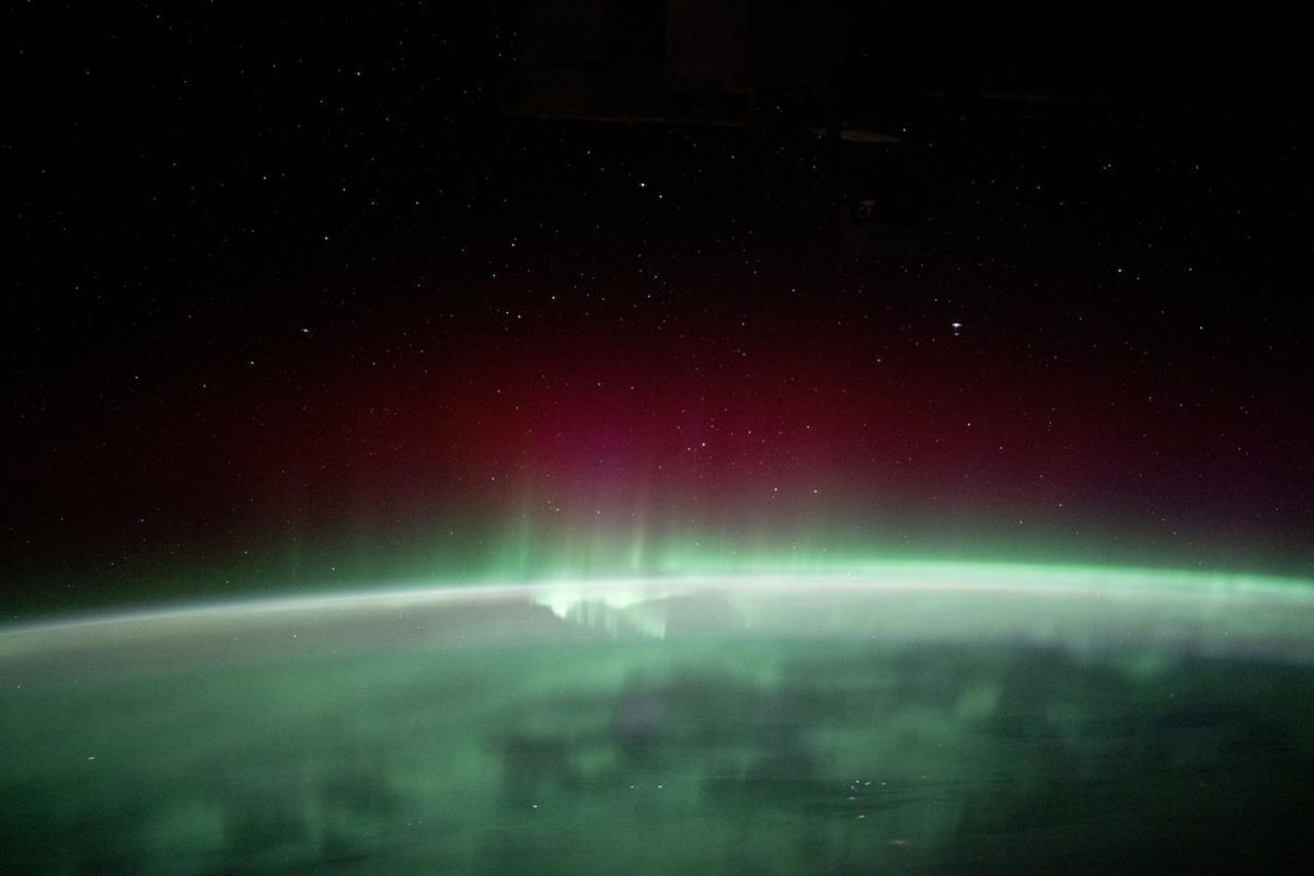 Aurore verte et rouge au-dessus de la face nocturne de la Terre, vue depuis la Station spatiale internationale