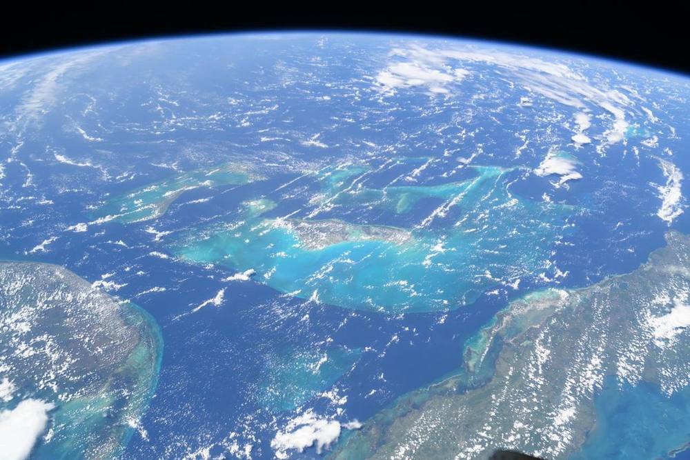 Les eaux bleues et claires des Bahamas vues depuis la Station spatiale internationale