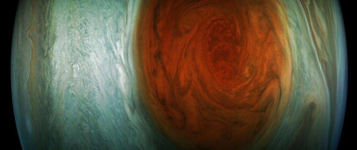 Gros plan de la Grande Tache rouge de Jupiter, photographiée par Juno de la NASA