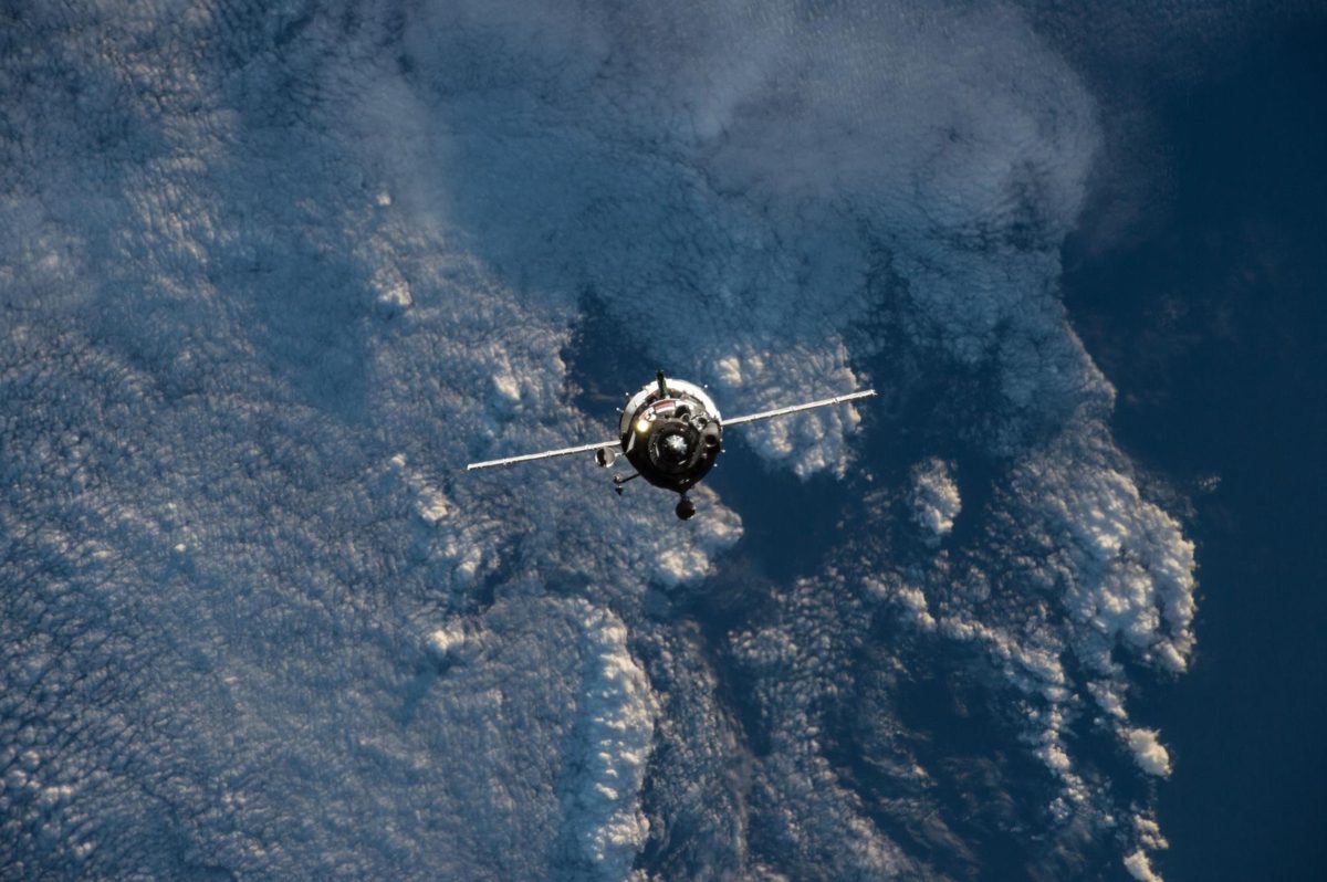 Vaisseau Soyouz s'approchant de la Station spatiale internationale au-dessus de la Terre