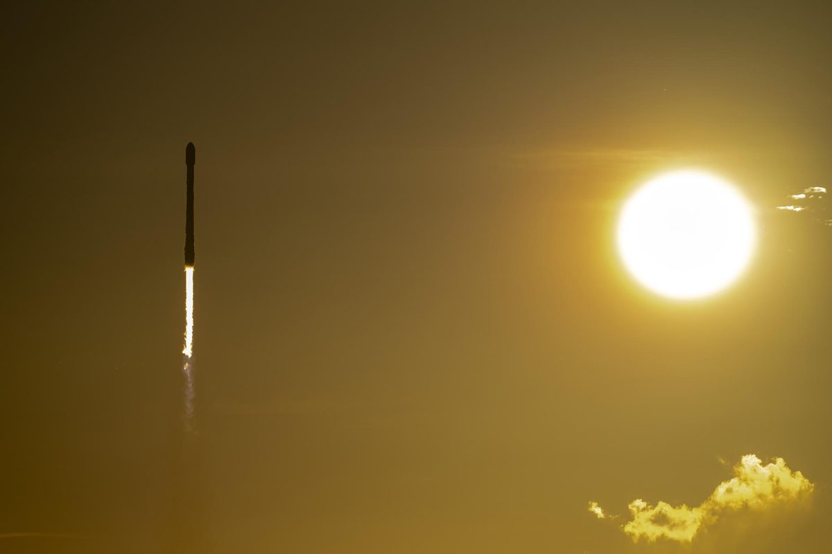 Fusée Falcon 9 montant vers le Soleil lors du lancement de septembre 2025 qui emportait le satellite de météo spatiale de la NOAA