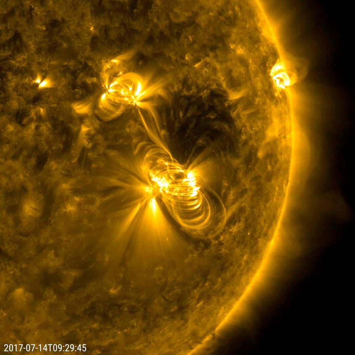 Éruption solaire et éjection de masse coronale jaillissant du Soleil