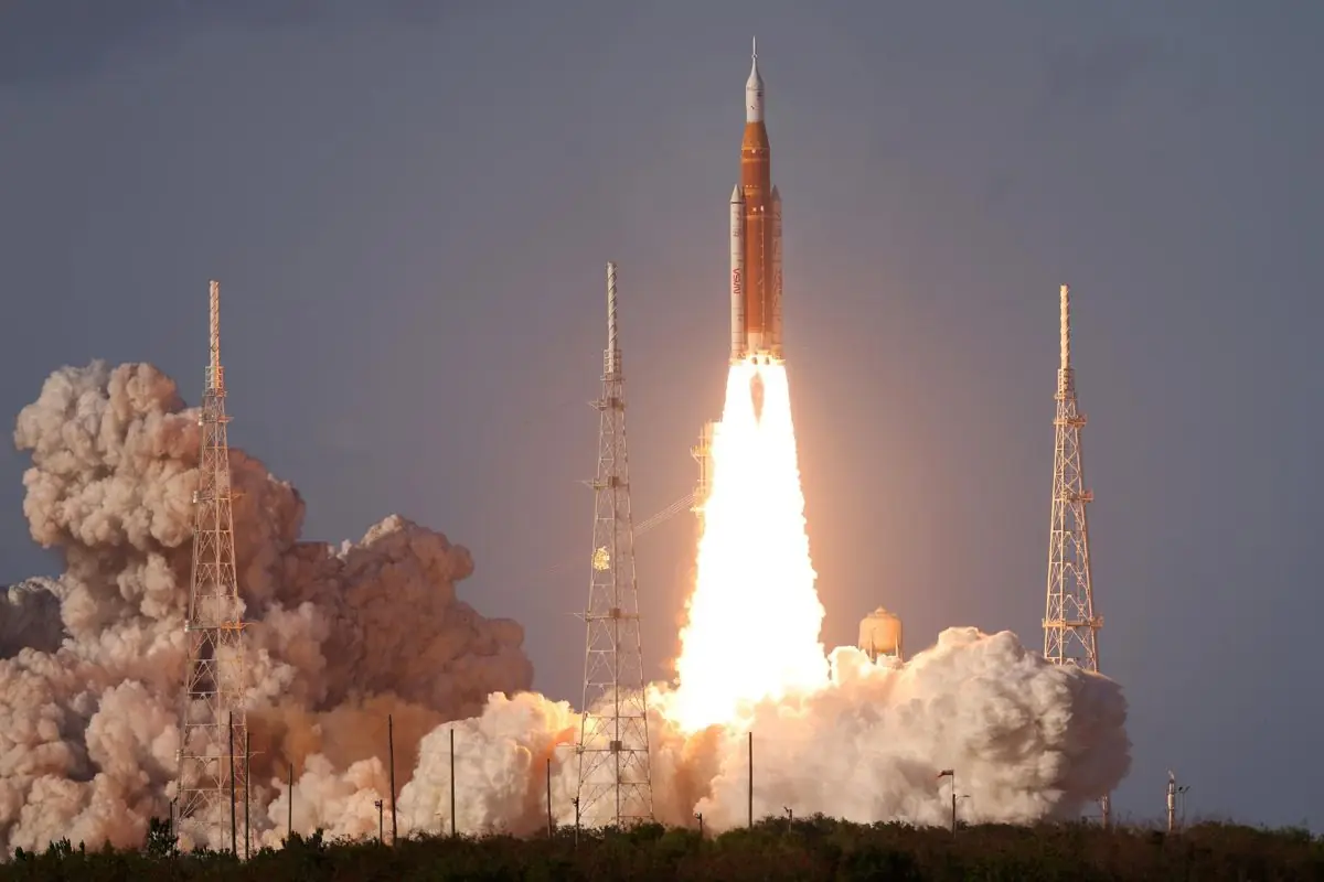 טיל Space Launch System של NASA ממריא עם צוות Artemis II