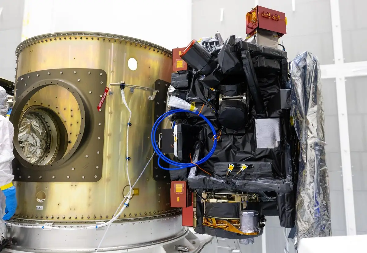 מצפה הגאוקורונה Carruthers של NASA מחובר ל-SWFO-L1 של NOAA במרכז החלל קנדי לפני השיגור