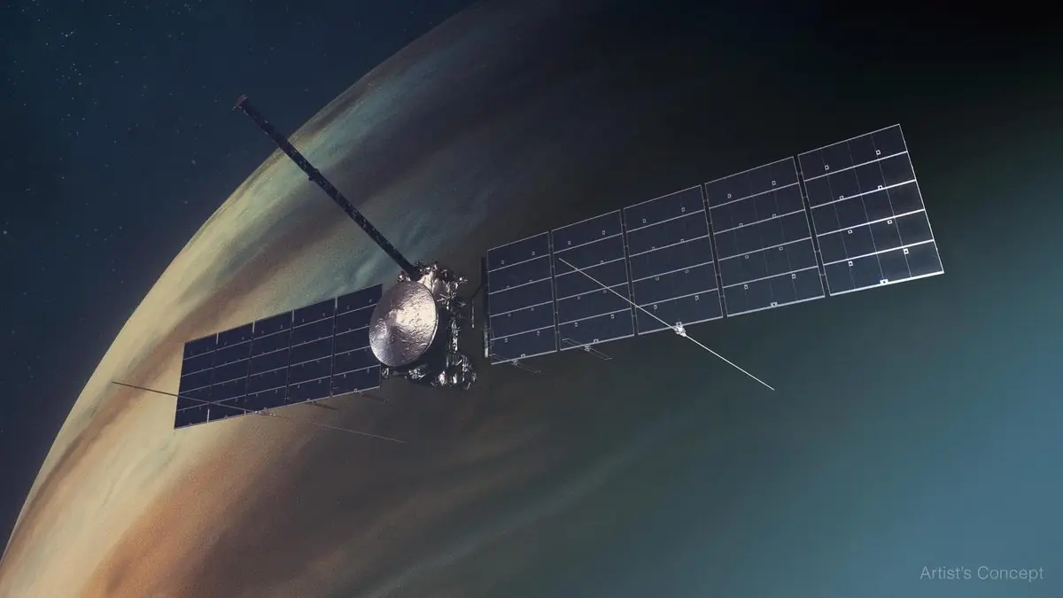 הדמיה אמנותית של החללית Europa Clipper של NASA עם מערכי השמש הגדולים שלה ליד צדק