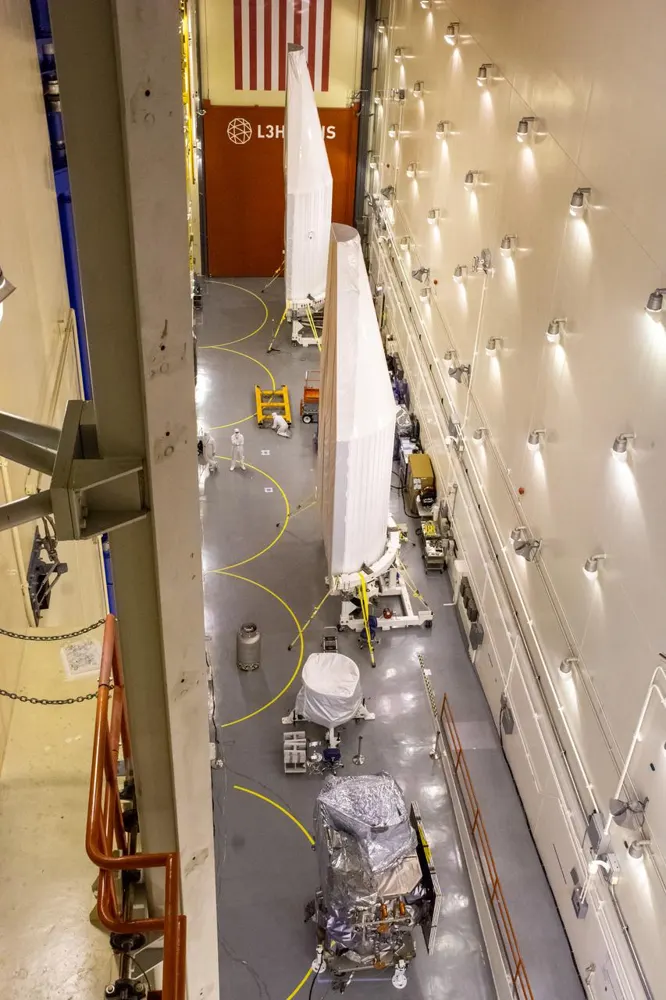 Il satellite Landsat 9 avvolto in coperte d'oro e d'argento all'interno di una stanza pulita