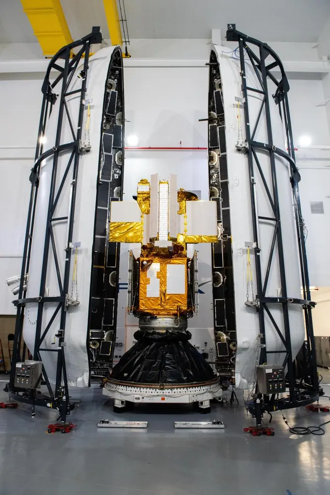 Il satellite SWOT è chiuso all'interno delle due metà di un cono del naso del razzo