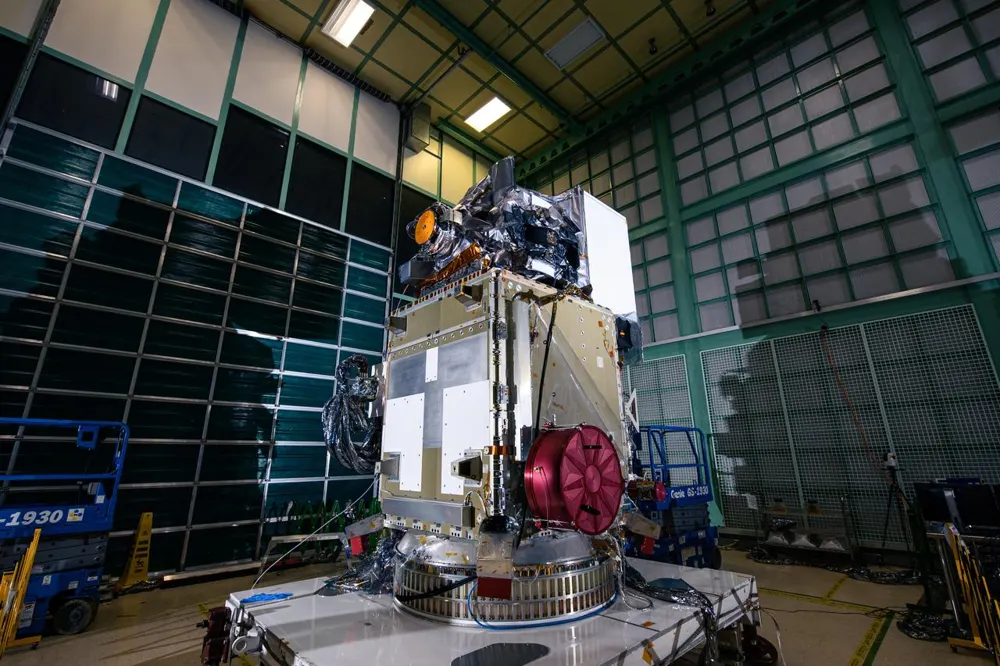 Ingegneri in abiti da camera pulita accanto all'Oceano Color Instrument sul satellite PACE