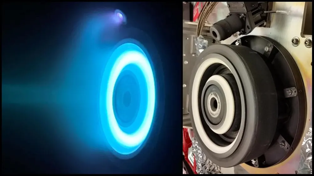 Un propulsore di Hall che brilla blu mentre si accende in una camera di vuoto