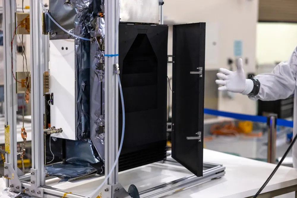 Tecnici che testano gli array solari dispiegabili dei satelliti PUNCH